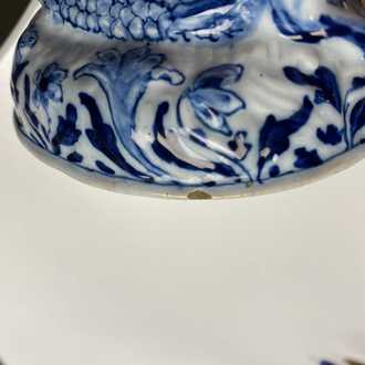 Un beurrier en faïence de Delft en bleu et blanc en forme de sirène, 18ème
